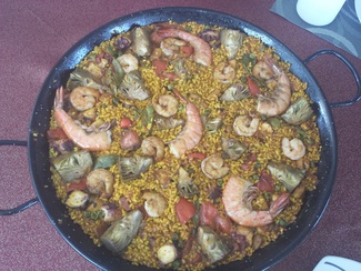 Paella de pulpo, langostinos y alcachofas