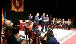 El Grupo Luis Caballero es condecorado con la Bandera de Andalucía Cádiz 2017