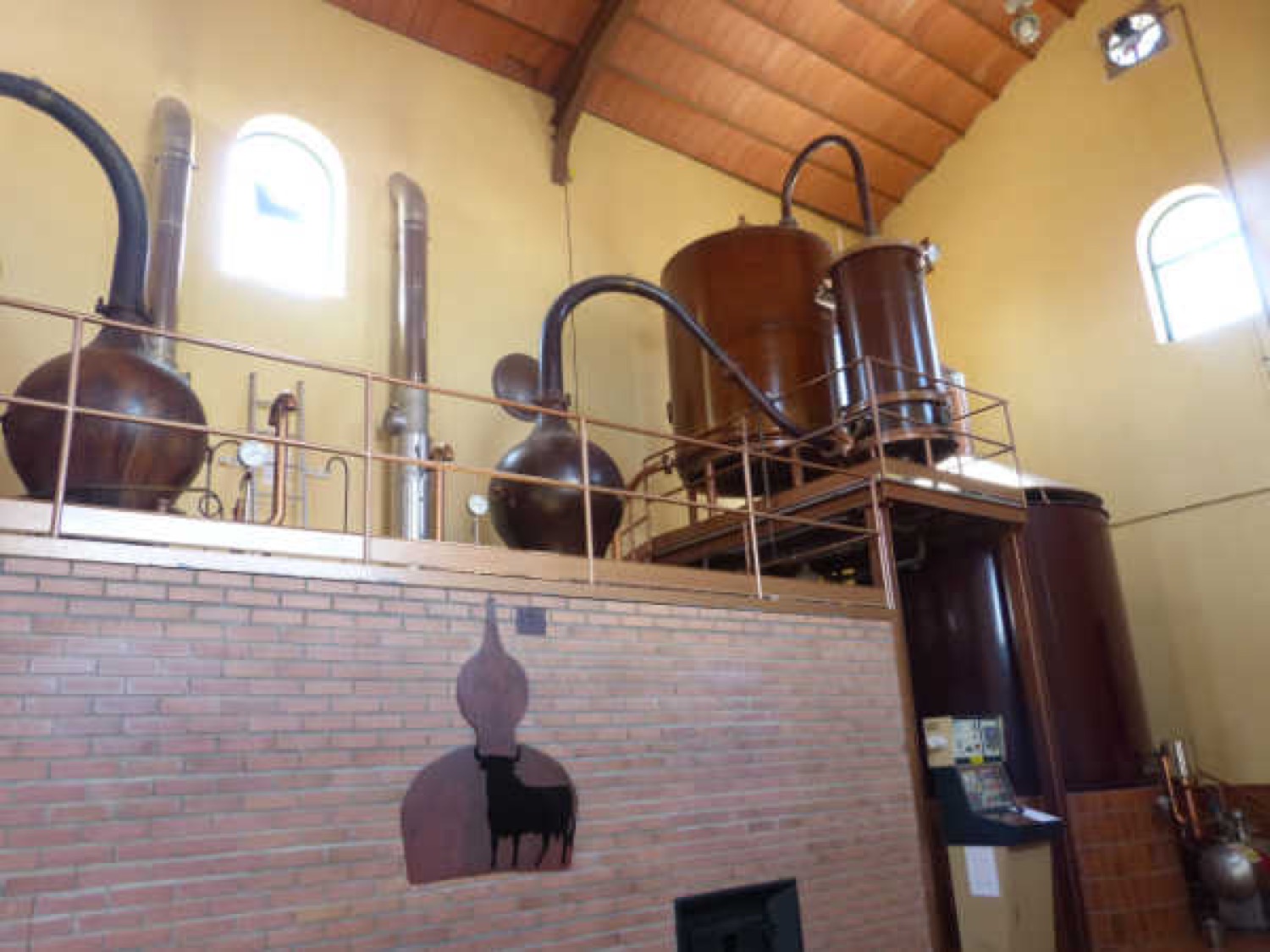 Alambiques de cobre de la destilería de Osborne en Tomelloso