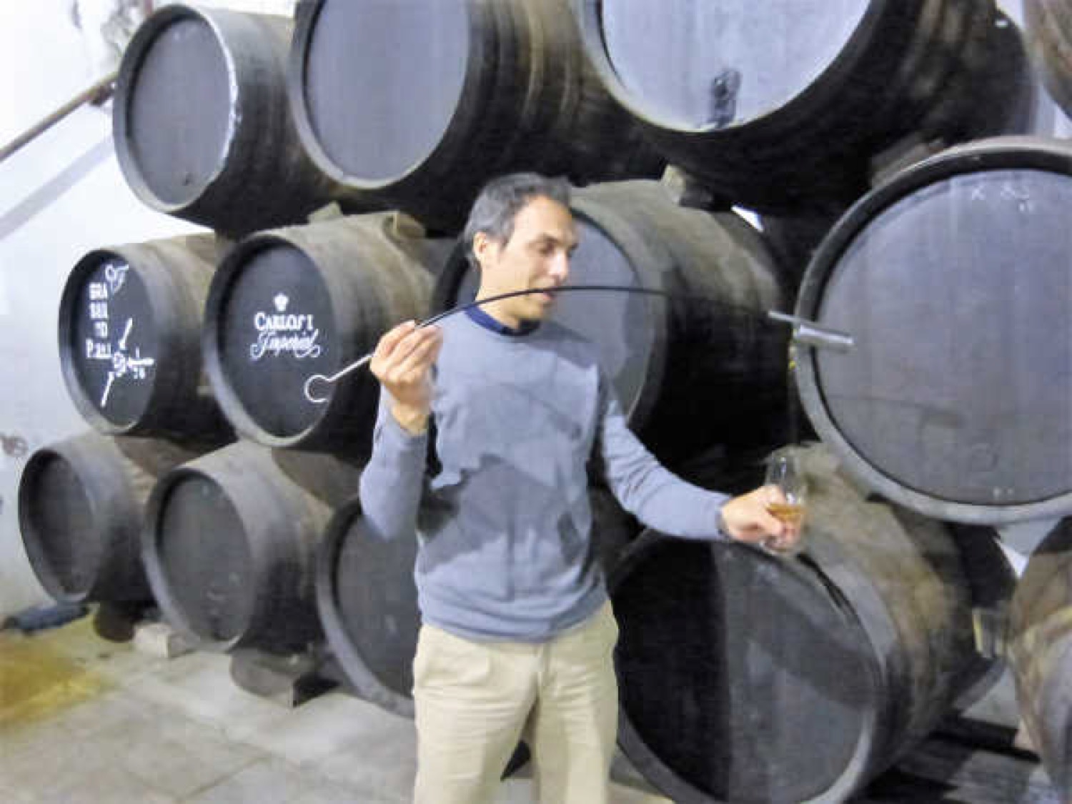 Marcos Alguacil, venenciando los brandys más viejos de las soleras de Osborne