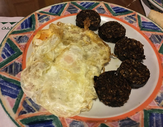 Huevos fritos con morcilla de Burgos