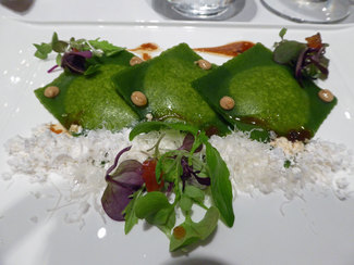 Raviolis frios de pasta de albahaca con cremoso de frutos secos, vinagreta de crustáceos y polvo de parmesano.