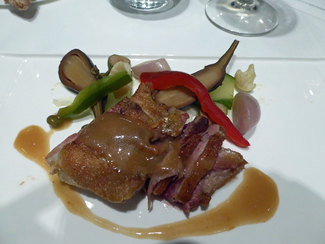 Pato de bellota en dos cocciones con nuestros encurtidos suaves.