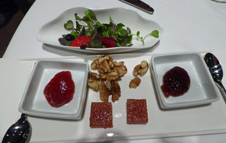 Diferentes confituras de higos, tomate, membrillos , nueces y una ensalada con fresa, arándono y frambuesa con aceite de oliva