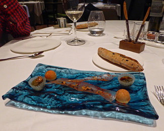 Mikado de mar con chocolate, coca de recapte, bonbon de romesco, mar-delena de algas