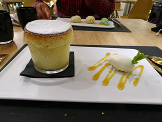 Soufflé de fruta de la pasión con helado de coco