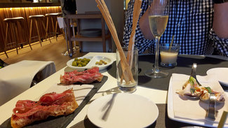 Grisines de queso parmesano, Sorbete de crema fria de pera con curry y vieira, Torta de pan con tomate  y jamón de presa ibérica, copos de pollo con graminias y olivas.