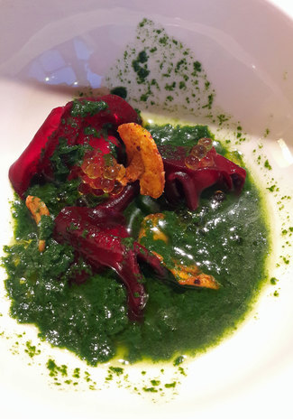 Raviolis de remolacha y queso gorgonzola con emulsión de espinacas y chips de verduras