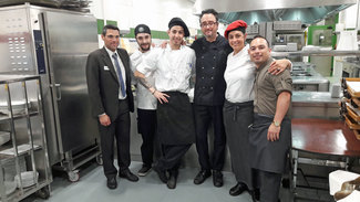 El Chef con el equipo de sala y cocina