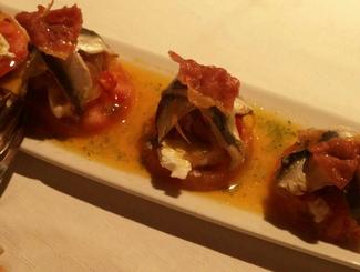 Sardinas escabechadas en casa con queso de cabra y verduras