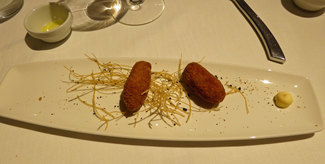 Croquetas de pato del Delta y jabugo sobre fideos de arroz y tierra de sésamo