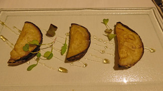 Ostias de berenjena con brandada de bacalao y miel del Perelló.
