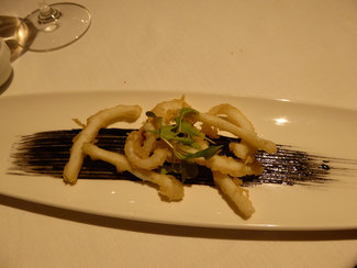 Calamares con harina de arroz del Delta y sofrito de la tinta