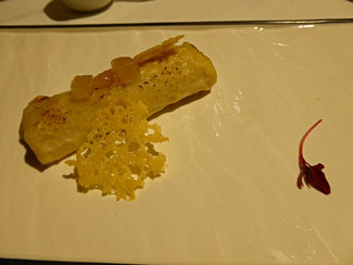 Mini canelón de pato de la desembocadura con aroma de pera y crujiente de parmesano