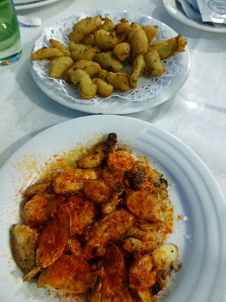 Buñuelos de bacalao y pulpo a la gallega
