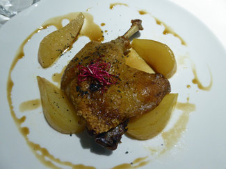 Confit de pato del Delta con peras y salsa de Ratafia