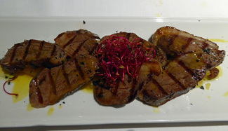 Magret de pato del Delta con chutney de mango y salsa de naranja