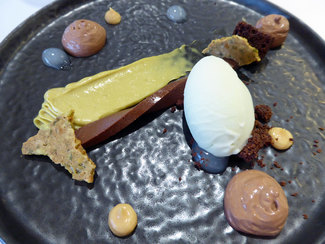 Cremoso de pistachos con helado de aguacate y lima