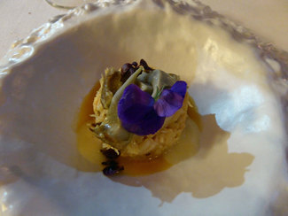 Cangrejo azul, desmigado, celerí, alcachofas y emulsión de su coral (foto antes de la emulsion)