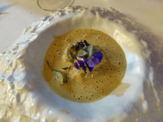 Cangrejo azul, desmigado, celerí, alcachofas y emulsión de su coral ( despues de la emulsión).