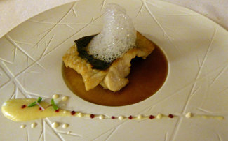 Lubina salvage con salsa de miso, pure de apio, remolacha y rábano  acompañado con aire de té