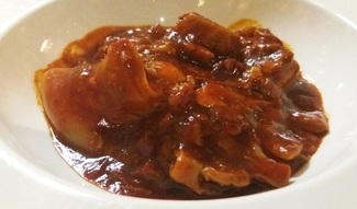 Careta de cerdo con salsa bizkaina