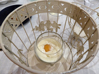 Aperitivo : Huevo a baja temperatura con parmentier trufado (detalle)