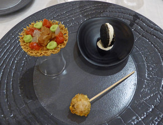 Oreo de olivas, anchoas y queso.