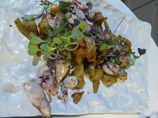 Chipirones con alcachofas y vinagreta de ñoras