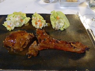 Cordero lechal de Mas Marcé especiado y picante con verduras frescas