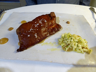 Cochinillo crujiente DO Segovia con manzana asada y frutos secos