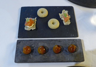 Aperitivos : Olivas con gelée de vermut, Foie gras al chocolate blanco, crujiente de salmón