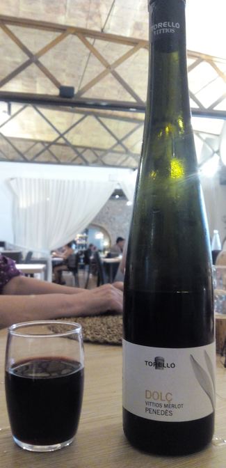 Igual se pasan de rústicos con los vasos para el vino dulce