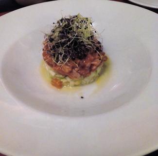 Tartar de salmón, apio, manzana y piña