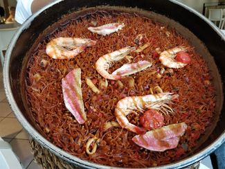 Fideuà con salmonetes y langostinos