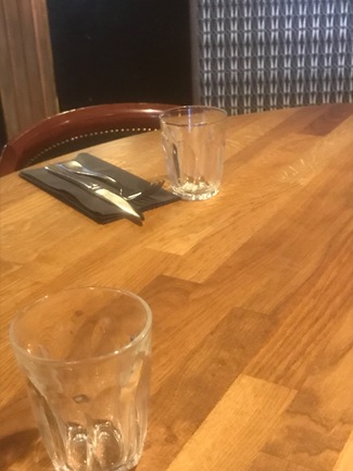 Detalle de la mesa, buena madera.