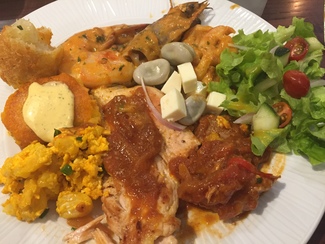 En el plato, mezcladito.