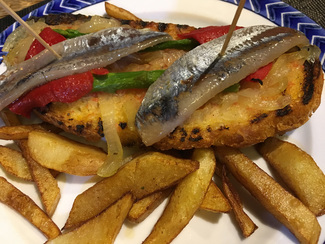 Tostada de sardinas marinadas