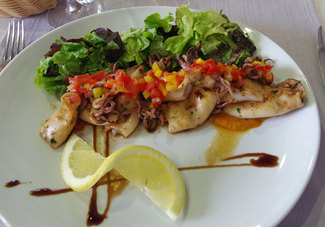 Guiso de calamares, salteados con ajo y perejil