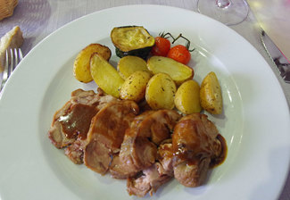 Cordero lechal con patatas salteadas, calabacin y tomates cherry