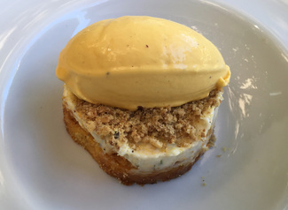 Tarta de nuez con helado de vainilla