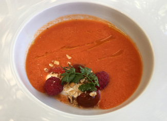 Gazpacho con Ricotta trufada, tomates Cherry, avellanas y frambuesas