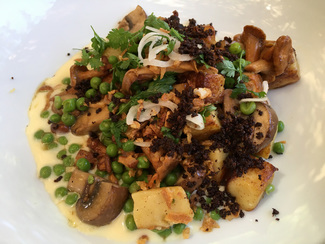 Confit de canard con guisantes y setas