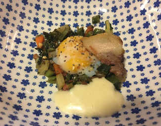 Huevo ECO de los Monegros a 62º con semillas de kía y kikos, menestra de nuestra huerta salteada con jamón y veulite de escabeche