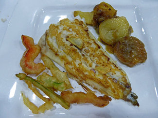 Lubina salvaje a la plancha con ajos acompañada de patatas y verduras rebozadas 