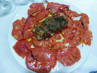 Ensalada de tomate de su huerta con bonito templado en escabeche con cebolla confitada preparado en casa