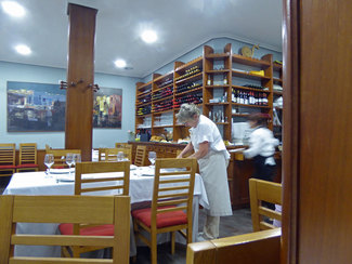 Vista del local y de su propietaria