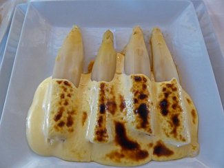 Espárragos gratinados rellenos de marisco 