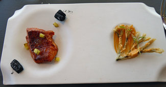 Bonito y jerez al carbón y ramallo en tempura
