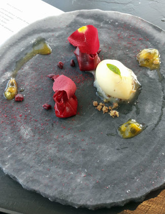 Postres : Helado de huitlacoche y flor de frambuesa